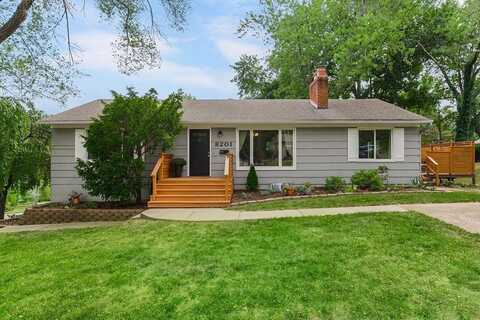 8201 W 86th Street, Overland Park, KS 66212