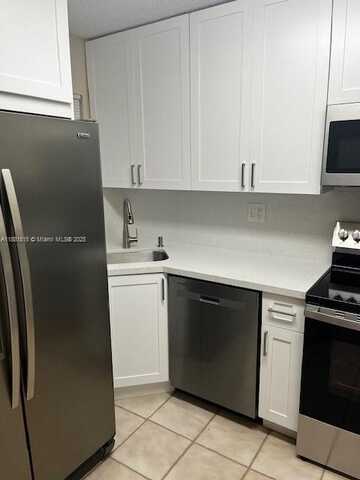 2740 W 76th St, Hialeah, FL 33016