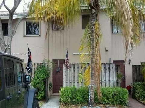 5176 S University Dr, Davie, FL 33328