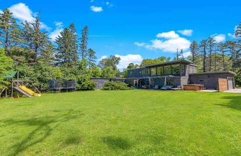 6465 N Santa Monica Blvd, Fox Point, WI 53217
