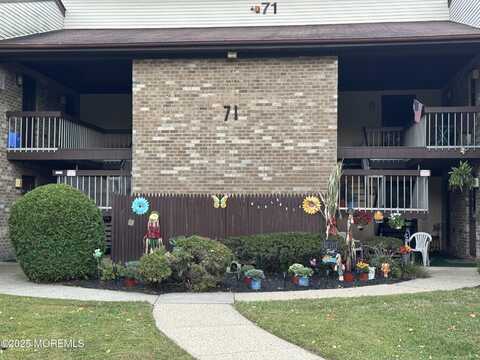 71 Overlook Way, Manalapan, NJ 07726