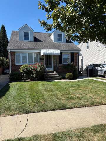 239 McKinley Parkway, Mineola, NY 11501
