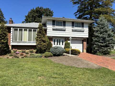 20 Shelbourne Lane, Commack, NY 11725