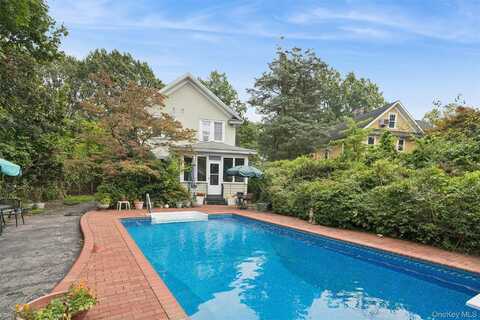 21 Connecticut Avenue, Freeport, NY 11520
