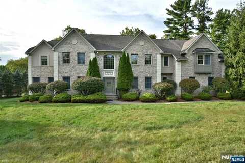 18 Bradley Lane, Montvale, NJ 07645
