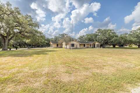 246 Royal Oaks #1, Yorktown, TX 78164