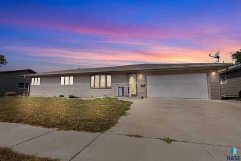 421 S Academy St, Lennox, SD 57039
