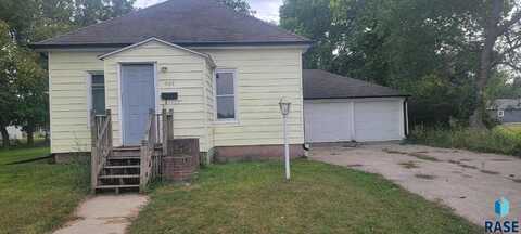505 W 1st Ave, Flandreau, SD 57028