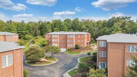3060 Mcvitty Forest DR, Roanoke, VA 24018