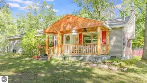 8200 Chain Lake Road, South Branch, MI 48761