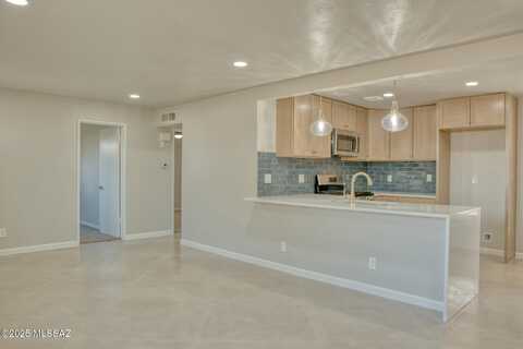 602 N Swan Road, Tucson, AZ 85711