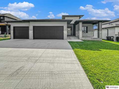 1036 Kantor Lane, Hickman, NE 68372