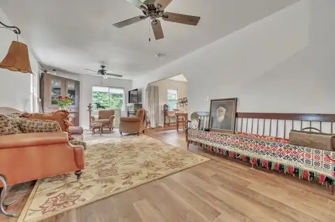 220 W 1st Avenue S, Estherville, IA 51334
