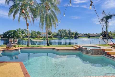 5421 Hawkes Bluff Ave, Davie, FL 33331