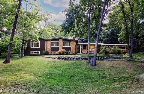 388 W Maryknoll Road, Rochester Hills, MI 48309