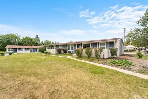 10 Roanoke Lane, Rochester Hills, MI 48309