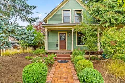 1642 W MAIN ST, Cottage Grove, OR 97424
