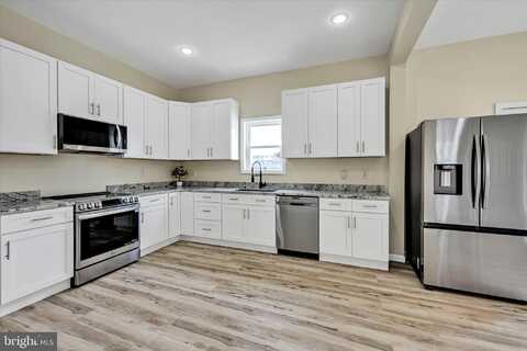48 N RAILROAD AVENUE, FRACKVILLE, PA 17931