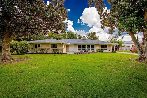 607 Franklin St, Napoleonville, LA 70390