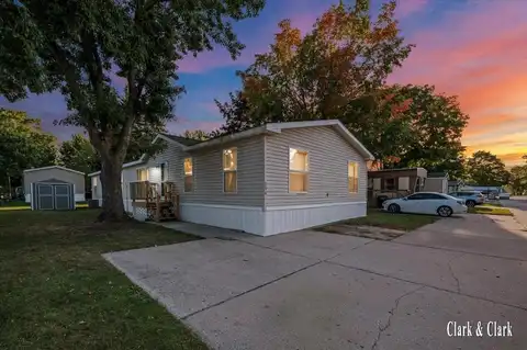 296 Kenlock Street SE, Grand Rapids, MI 49548