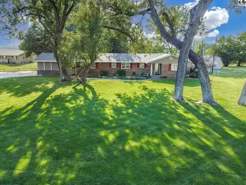 1913 Wesbrook Dr, Hutchinson, KS 67502