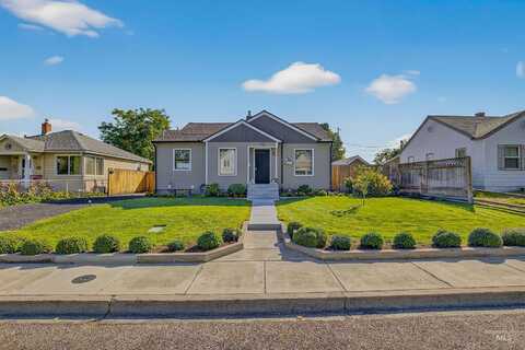 715 8th St, Clarkston, WA 99403