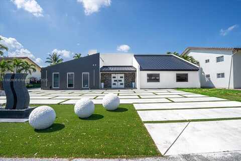 7220 N Oakmont Dr, Hialeah, FL 33015