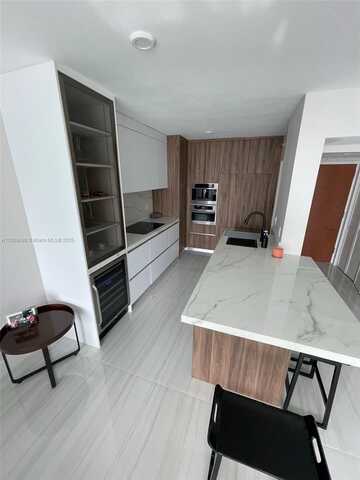 31 SE 5th St, Miami, FL 33131