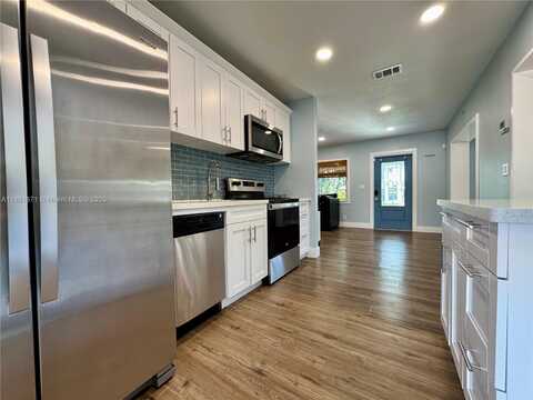 4881 NE 2nd Ave, Oakland Park, FL 33334