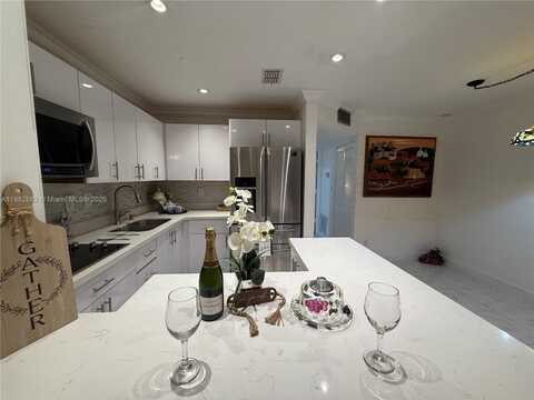 8851 Sunrise Lakes Blvd, Sunrise, FL 33322