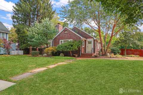 7 Lake Avenue, Helmetta, NJ 08828