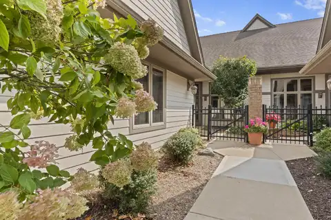 7513 W Tuckaway Pines Cir, Franklin, WI 53132
