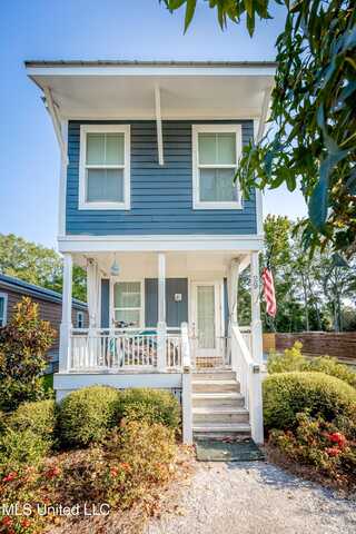 2207 Government Street, Ocean Springs, MS 39564