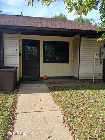 176 Amberly Drive, Manalapan, NJ 07726
