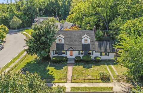 34 Lew Place, East Norwich, NY 11732