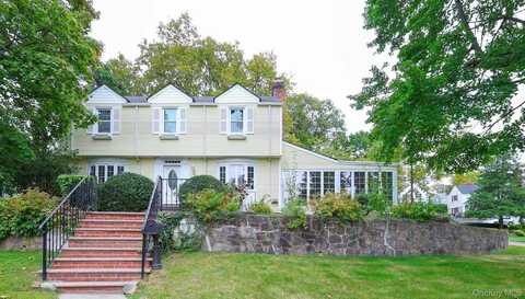 17 Pinewood Road, Manhasset, NY 11030