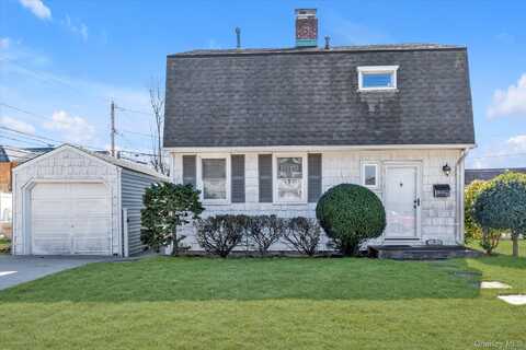 8 9th Str, Carle Place, NY 11514