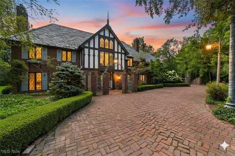 27 Hunting Hollow Drive, Pepper Pike, OH 44124