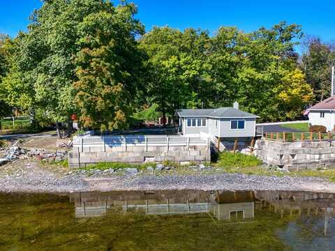 697 Abnaki Road, North Hero, VT 05474