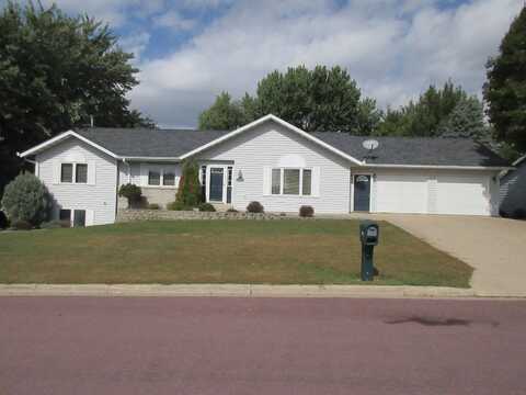 1518 Sayles Dr, Jackson, MN 56143