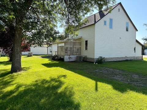121 9th St S, Wishek, ND 58495