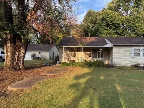 1009 N 6th St, Tonkawa, OK 74653