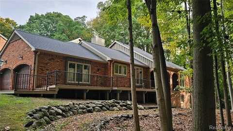 4017 Hidden Woods Drive, Bloomfield Hills, MI 48301