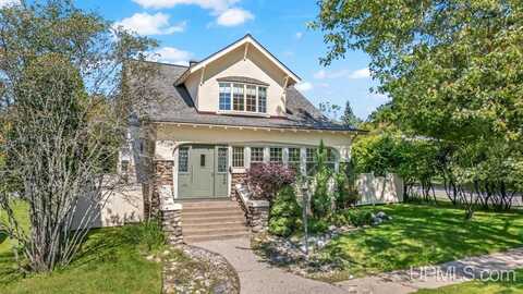 738 E A, Iron Mountain, MI 49801