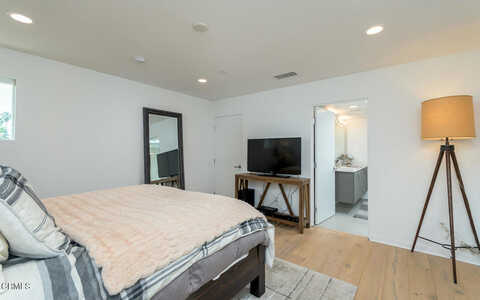 Riverside Drive, Valley Village, CA 91607