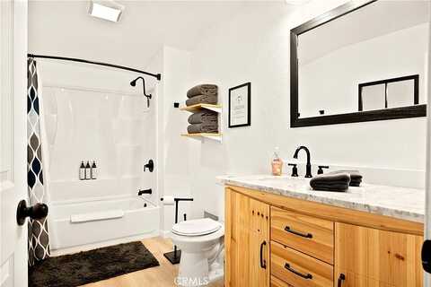 Chateau, CRESTLINE, CA 92325