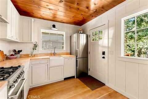 Chateau, CRESTLINE, CA 92325