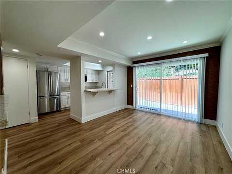 Yankee, AGOURA HILLS, CA 91301