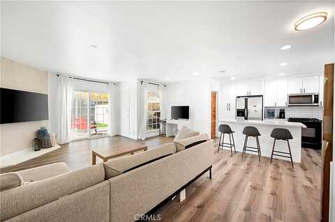 Stephanie, WINNETKA, CA 91306