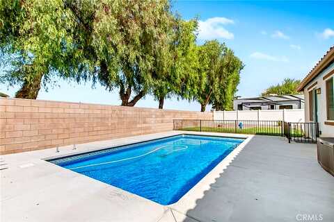 Robin, SAN JACINTO, CA 92582
